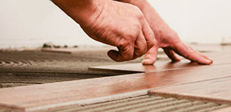 瓷磚粘接劑主要用于室內各類瓷磚的墻面和地面鋪貼。